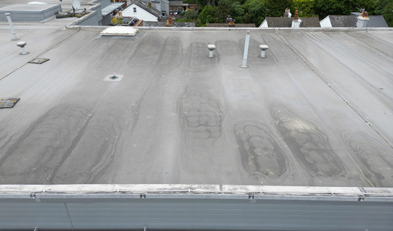 une toiture plate industrielle